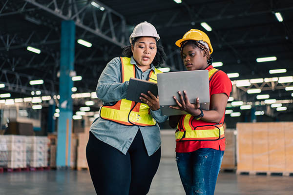 Talent Shortages in the Puget Sound: Image shows a mentor training a new worker in a warehouse setting. All StarZ Staffing.